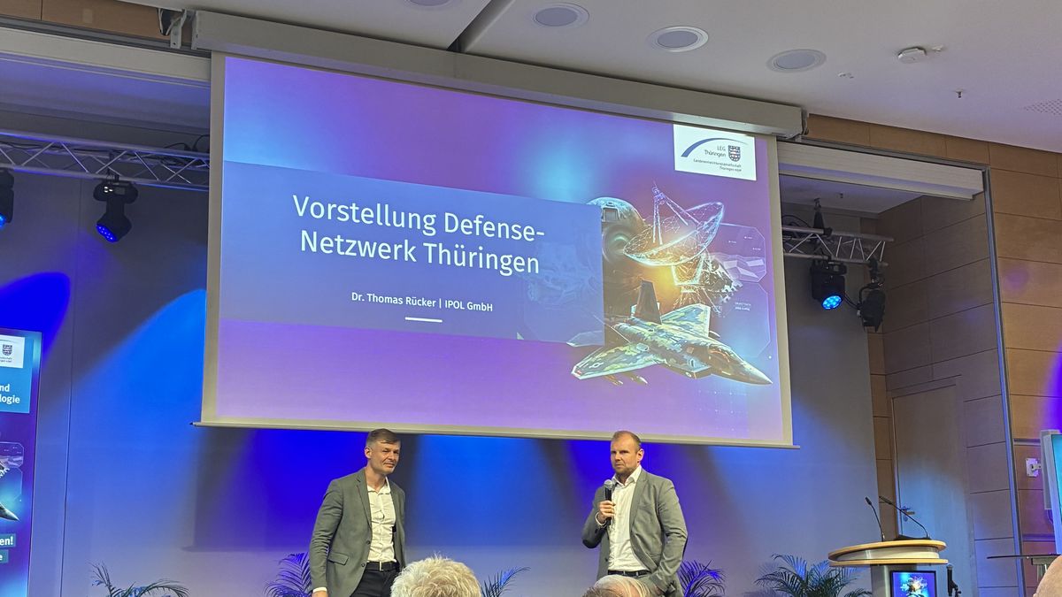 Vorstellung des DEFENSE-Netzwerks Thüringen auf der Bühne des 2. Thüringer Forums in der Messe Erfurt